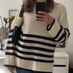 Vit randig stickad tröja med polo krage - Jätte fin men kommer inte längre till användning. Den har en slits på varje sida. 