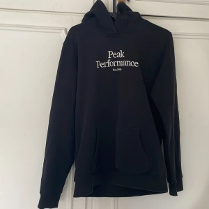 Peak performance hoodie - Säljer denna fina tröja eftersom att det inte kommer till användning💗 använd några gånger men har inga synliga defekter💗