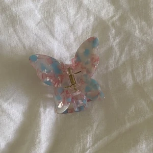 Fjäril hårklämma - Hårklämma i fjärilsform köpt från Åhlens. Aldrig använd!!!