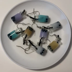 Bubbel Tea örhängen  - De kommer med rena ploppar som visas i slutet och är i olika färger, brun, lila,blå och vit/grå