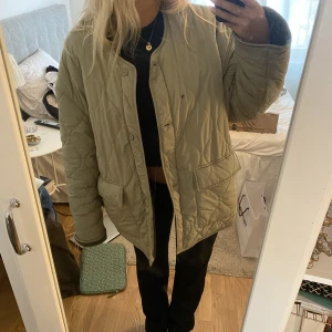 Pull & bear jacka - Snyggaste och skönaste jackan från pull & bear. Man kan ha den på båda hållen så antingen fleece eller det ljus gröna. Super snygg och varm. Finns inte längre att köpa. I bra skick! Perfekt till hösten💕💕