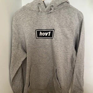 Hov1  - Jag säljer min hov1 hoddie jag tror den är köpt 2019 men är inte 100% säker. Den har inte varit jätte använd max 15 gånger sen jag köpte den. 