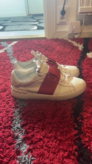 valentino open skor - Hej, säljer nu dessa valentino open sneakers för de inte alls kommer till användning längre men skorna har otroligt mycket mer att ge fortfarande. Finns inga större skador på de förutom att lite färg försvunnit lite vid tårna men går att fixa enkelt😀