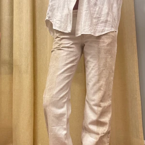 Weekday jeans loose fit  - Säljer dessa jätte coola jeans med en ”bleached” look. Nästan aldrig blivit använda och ser ut som nya!