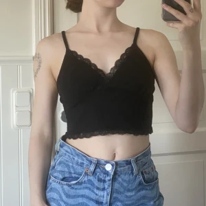 Svart linne - Svart linne med spetsdetaljer i storlek S. Använd men fortfarande i bra skick. Säljer för 50 kr plus frakt 💖