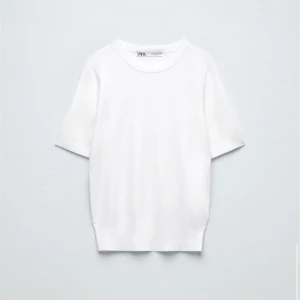 Stickad t-shirt  - Jag säljer denna väldigt fina stickade t-shirten från zara i storlek S! Tröjan är i väldigt fin skick och har bara används ca 2 gånger! Säljer därför för 220 kr!  Har även en likadan tröja i ljusgrå så hör av er om ni är intresserade av den!