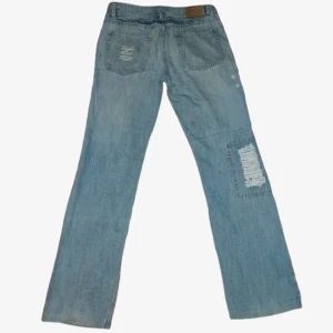 D&G jeans - Snygga Dolce and Gabbana byxor med lappar från humana som inte kommer till användning- lågmidjade/midwaist, flare/raka