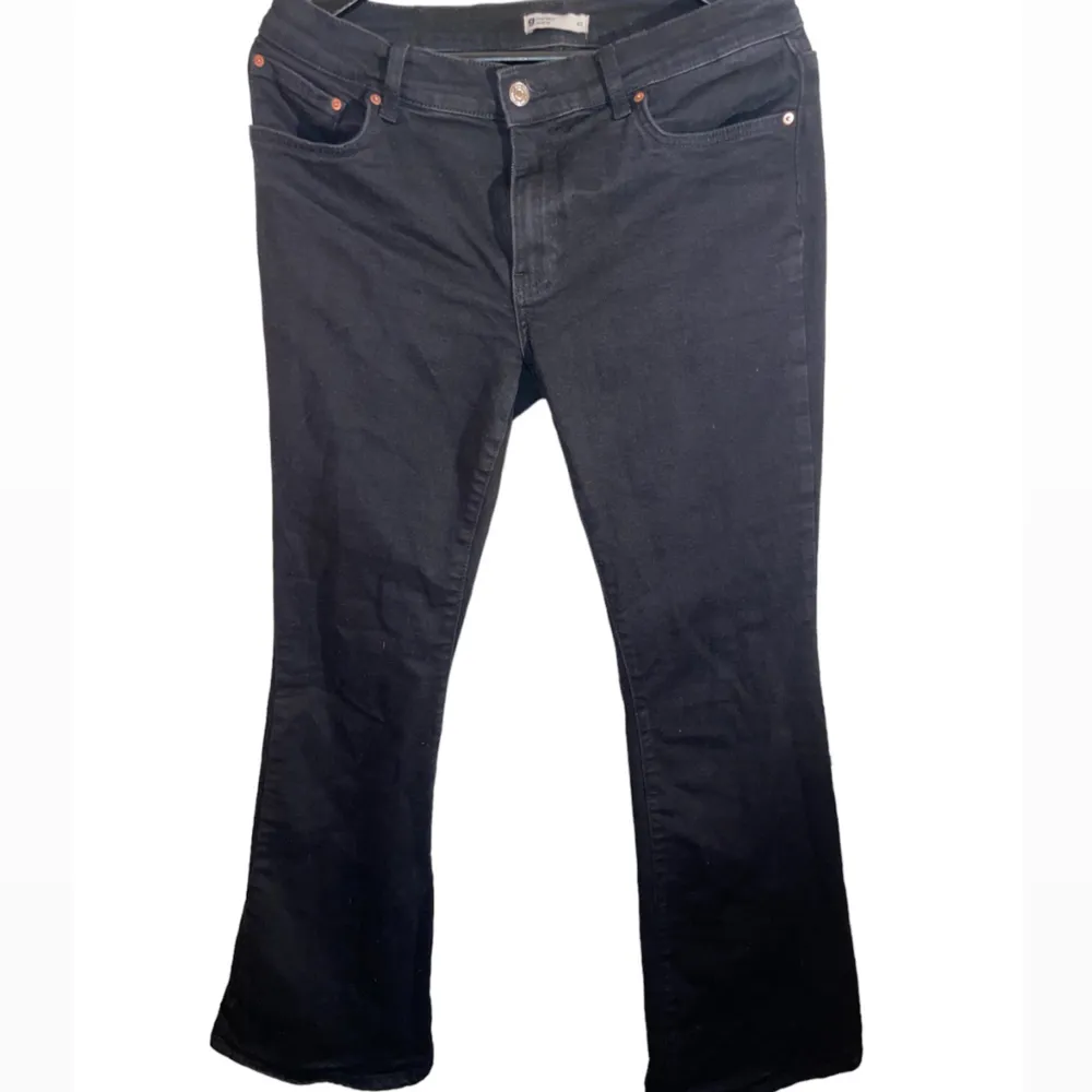 Jättefina low waist bootcut jeans! Köpta i Gina Tricot, storlek: 42.  Jeansen är i gott skick, och använda max 3-4 gånger. . Jeans & Byxor.
