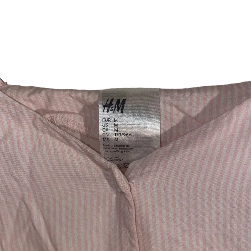 En jättesöt och fräsch linne i storlek M. 👚 Linnet är lounge/sleep wear 💤men skulle också kunnas använda ute.  Linnet är i bra skick 🌸💅🏽🩷. Toppar.