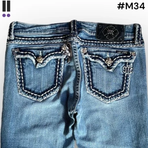 M34 lågmidjade bootcut missme jeans  - M34 MissMe jeans i model Boot 💜 Tag 30W 💜Midja (rakt över) 38cm 💜 Innerben 80cm 💜 Ytterben 104cm 💜 Benöppning 21cm 💜 ALLA knappar på baktagen saknas, nedgångna 💜Våra mått blir W=29 och L=31 💜 Men jämför alltid måtten med ett par jeans som sitter bra 💜