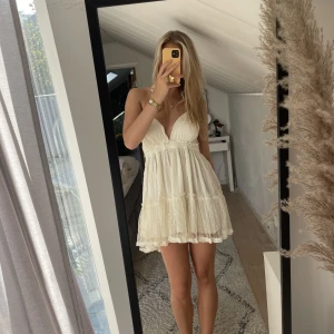 Beige klänning - Säljer denna supersöta klänning som knappt är använd 🫶🏼 Klänningen är i storlek S och säljer för 250kr🤍 säljer då den tyvärr inte kommer till användning 