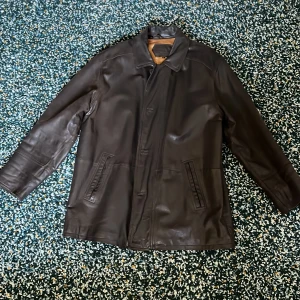 Genuine läder jacka - Genuine läderjacka i bra skick har en vintage look.