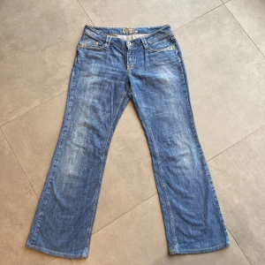 Jeans - Så fina jeans från Esprit!! Jeansen har jättefin passform men är tyvärr för korta för mig :( 🐬🌸💙