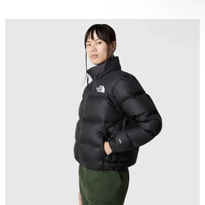 The north face jacka  - Säljer min north face jacka eftersom att jag inte får användning utav den. Köpt förra vintern för 3700. Finns luva innanför kragen. Inga Defekter. PRIS KAN DISKUTERAS 🌸