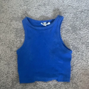 Blåt linne  - Jätte fint men lite för litet för mig den ser smutsigt ut men det är den värkligen inte det är bara mitt ljus som är dåligt 