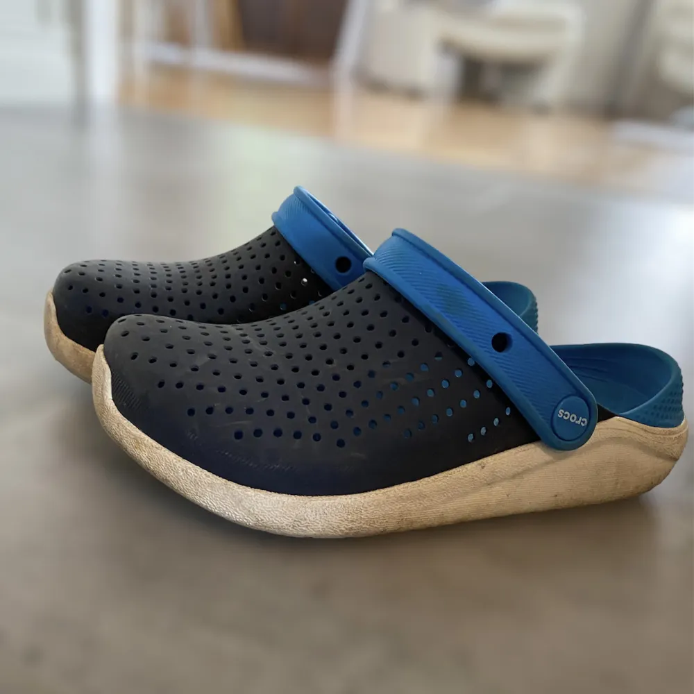 Väldigt bekväma CROCS tofflor, använda men i nyskick, smutsiga men väldigt säker att det går bort om man tvättar. Väldigt sköna. Köpta för: 399kr  PRIS KAN DISKUTERAS!!! . Skor.