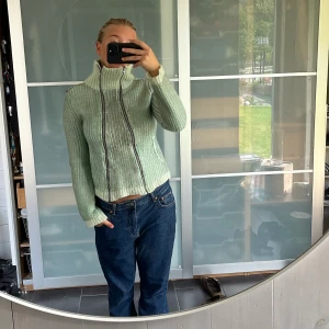 Stickad tröja - Stickad tröja från ”munthe plus simonsen” som går att använda och justera på flera olika sätt