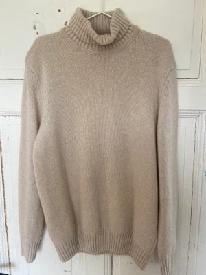 Stickad tröja från ZARA - Fin nästintill oanvänd stickad tröja från zara i 100% bomull. Perfekt till höst/vinter✌🏼  Nypris 499kr