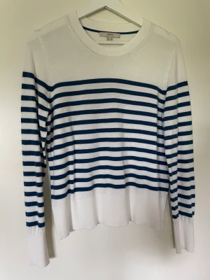 Stickad tröja - Stickad vit tröja med marinblå ränder från Esprit. Storlek 38 elr M. Köpt för 599 säljer för 399, knappt använd 🫶