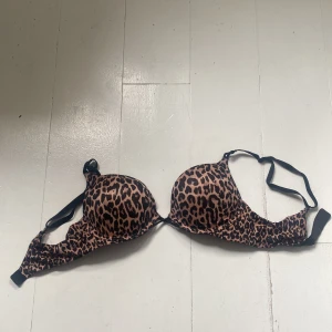 Victoria secret bombshell push up - Victoria Secret bh med leopard mönster använd ca 2 gånger och är i gott skick köpt för 700-800 kr