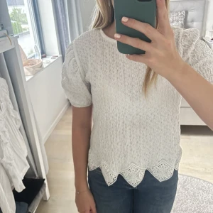 Zara blus - Super söt blus från zara barn i storlek 164 men passar även xs-s, säljer då den inte längre kommer till användning🫶🏼