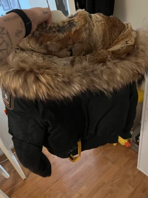 Parajumper damjacka. - Äkta parajumper damjacka i kortare modell (slutar ovanför rumpan).  Säljes eller bytes mot en jacka som går över rumpan. 