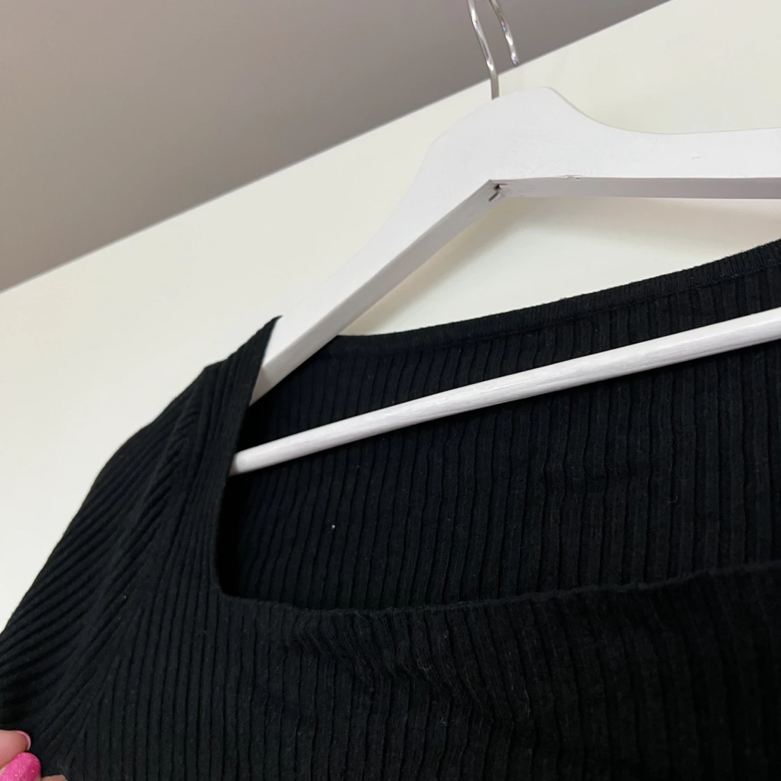 Svart topp med fyrkantig urringning  - 91