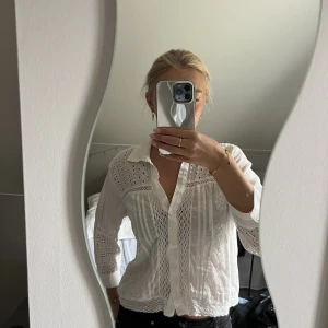 Zara blus  - Säljer en jätte söt blus från zara, då den inte kommer till användning.  Den är använd fåtal gånger och i ett jätte fint skick.  Köparen står för frakten