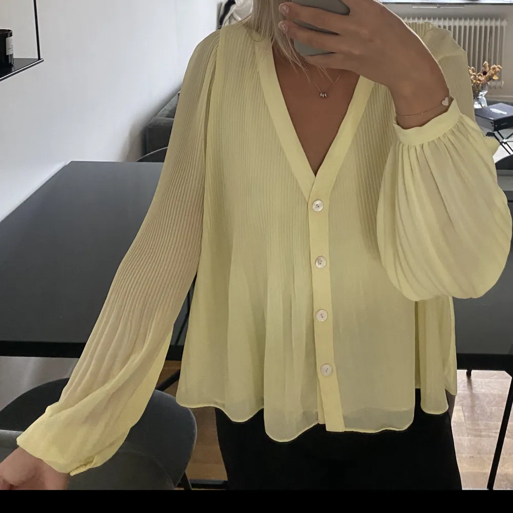 Superfin gul blus fårn Zara i storleken XS. Sparsamt använd. Bilden gör den oviss, mycket gulare i verkligheten 😍. Blusar.