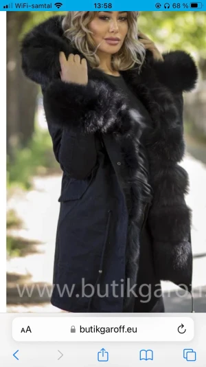 Garoff jacka - Snygg vinterjacka från garoff. Använd endast en gång. Hela insidan är päls . Nypris 5000kr