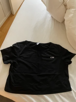 Träningströja crop - Svart träningströja croppad från Icaniwill. Storlek m. 