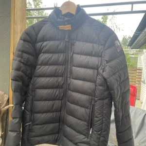 Parajumper jacka (svart) - Säljer pga använda inte längre och hänger i garderoben