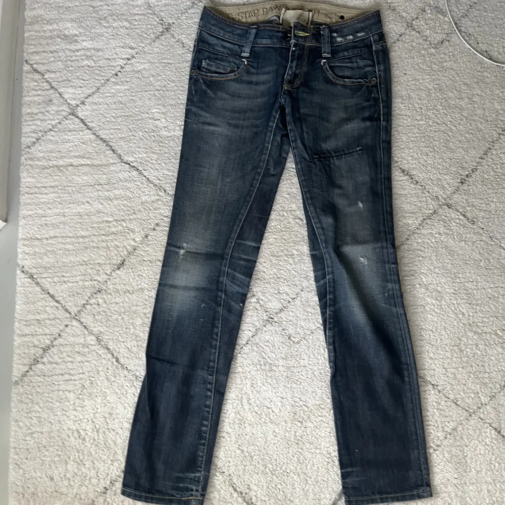 Mörkblåa jeans från g-star som är tyvärr för små på mig !. Jeans & Byxor.