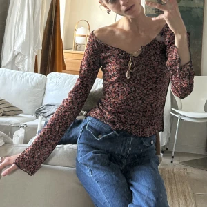 Blommig blus - Säljer denna super fina blommiga blus köpt vintage. Skulle säga att den klär XS-M då den är stretchig. Möts upp på Södermalm om så önskas! 