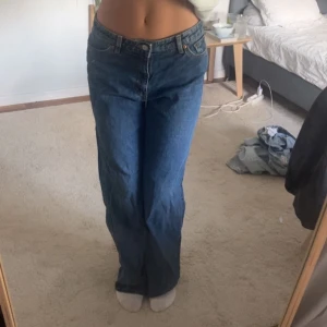 Jeans - Jeans från monki i jättefint skick, säljer då det inte riktigt är min stil längre!❤️