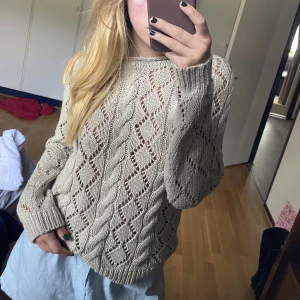 Tröja - Hål stickad tröja, super fin och skön 