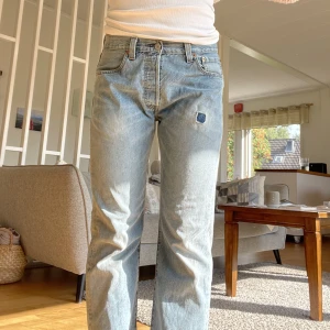Levis 501 - Ljusa 501or i fint skick<3 Midjemått rakt över: 38cm  Innerbenslängd: 76cm