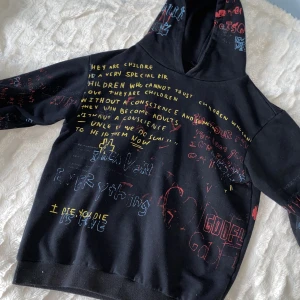 Graffiti hoodie  - Cool hoodie med graffiti tryck, fortfarande i nyskick! 