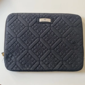 Datorfodral DAY by mikkelsen - Säljer detta då jag köpt ny dator. Passar till datorer på 13-tum!