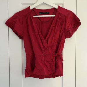 Blus - Röd blus från Zara. Blusen har volanger vid ärmarna:) Vid frågor är det bara att höra av sig!💕