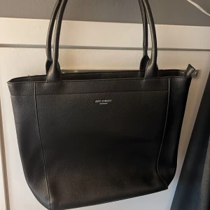 Väska  - Stor och rymlig väska som inte används! Aldrig använd i princip 