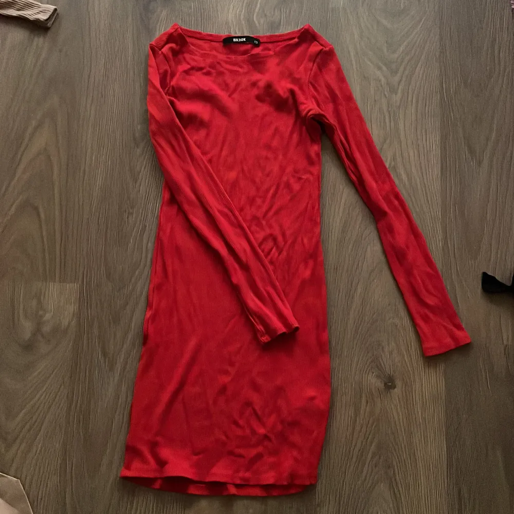 Röd klänning som har blivit för liten, det är verkligen så tråkigt. Pris kan diskuteras!. Klänningar.