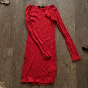 Röd klänning som har blivit för liten, det är verkligen så tråkigt. Pris kan diskuteras!