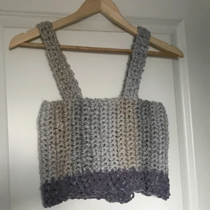 Beige/ grått linne/ top - Säljer denna handgjorda toppen/ linnet (virkat). Nytt, oanvänt och mycket skönt. Passar alla storlekar mellan xxs-m då det kan stretchas ut.midjemått kan justeras i ryggen. Kontakta gärna vid frågor. Pris kan diskuteras.