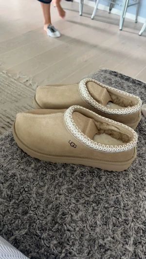 Ugg tasman - Helt oanvända, säljer pga försmå  Färgen Mustard Seed/white