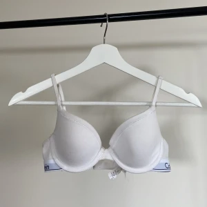 Bh - Något sliten (lite nopprig) men i övrigt i gott skick och kvalite. 