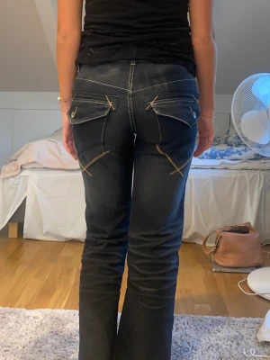 Jeans - Svin coola jeans! Perfekt lågmidjade och längd (jag är 167). W 29 L 34. De är aning små i storlek så skulle passa en W27-28 bättre