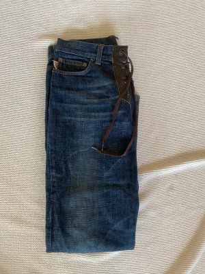 Moschino Jeans - Drömjeans med knytning vilket gör att de passar många. De är i storlek 31 men passar från 25. Mycket bra skick! 