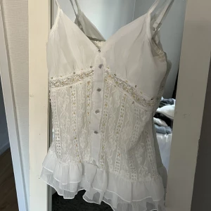 Linne - Väldigt fint linne i perfekt skick, står ingen storlek men passar mig med xs/s crémefärgad 