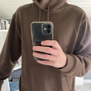 Brun hoodie  - Säljer denna hoodie då jag inte använder den längre. Väldigt bra skick.  Hör av er vid eventuella frågor👋